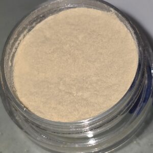 Off-white/light tan iso salt